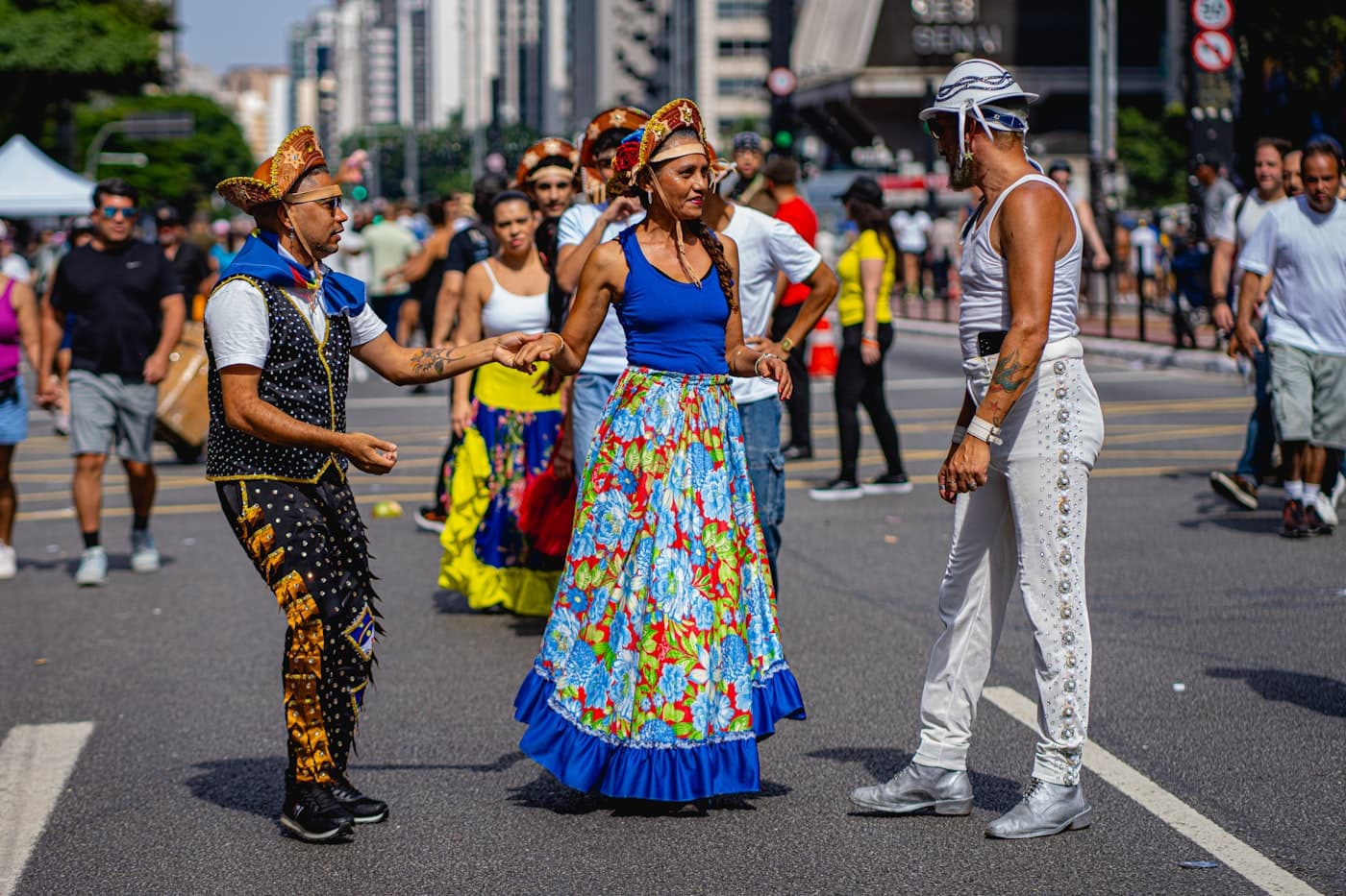 Comunidad latina celebrando en un festival callejero con trajes tradicionales
