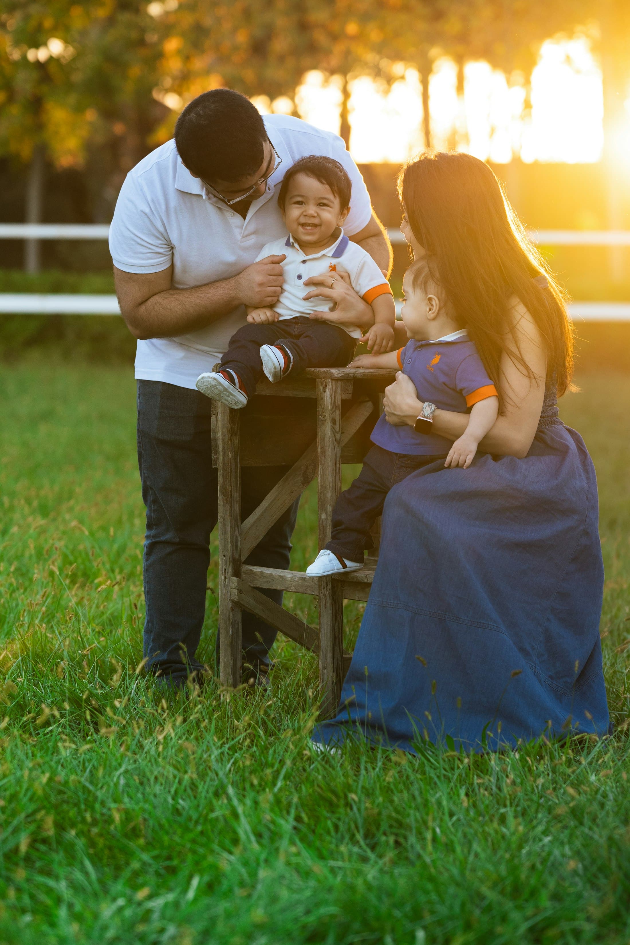 Familia colombiana disfrutando de una tarde al aire libre en Estados Unidos